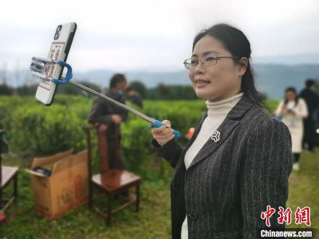 中国基层官员“拥抱”新技能“直播带货”振兴乡村